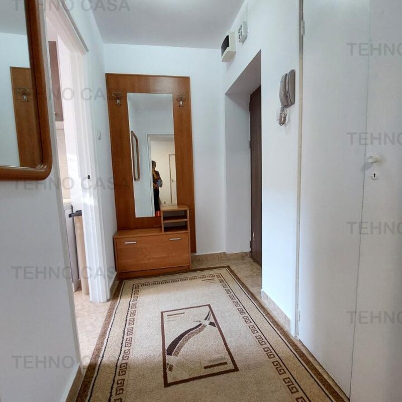 Titan metrou 10 minute mers, Potcoava, foarte curat, et.1/4, Intr Badeni