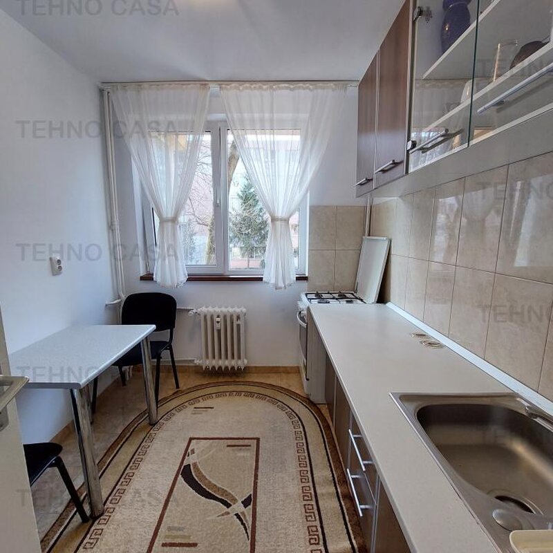 Titan metrou 10 minute mers, Potcoava, foarte curat, et.1/4, Intr Badeni