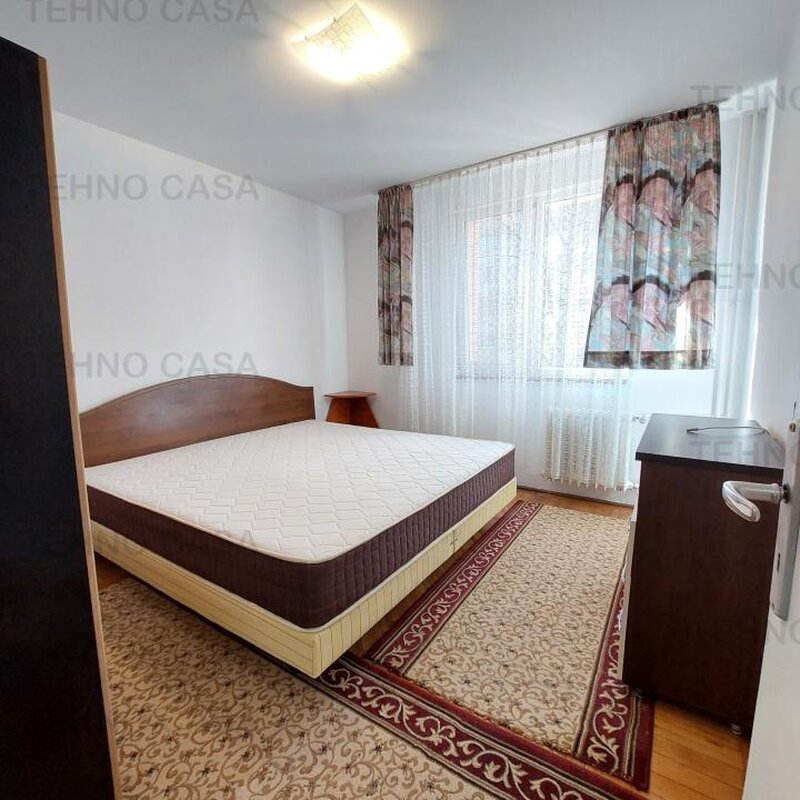 Titan metrou 10 minute mers, Potcoava, foarte curat, et.1/4, Intr Badeni